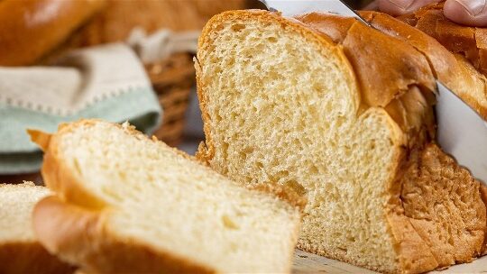 pão de forma artesanal sendo fatiado