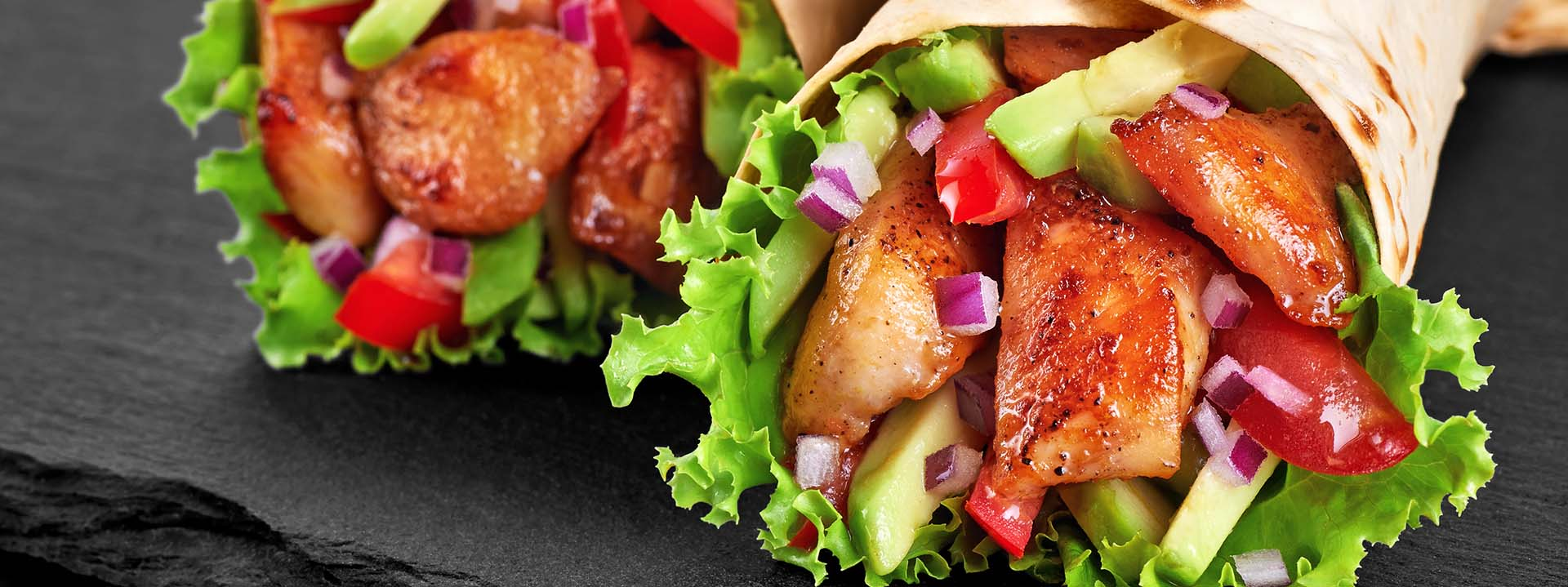 wrap de frango em cubos com salada 