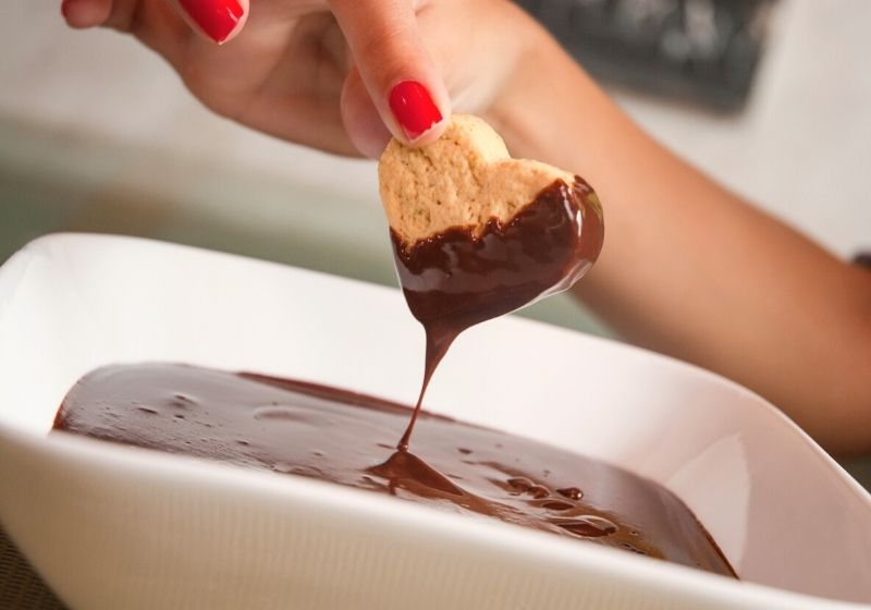 espatula e chocolate para fondue