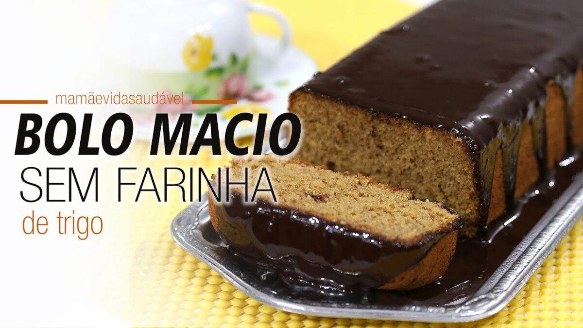 Bolo de chocolate simples, só que sem trigo, macio e fofinho