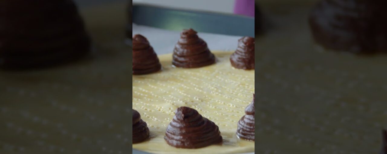 Torta de massa folhada coroada com profiteroles de chocolate  #chocolate #massafolhada #sobremesa