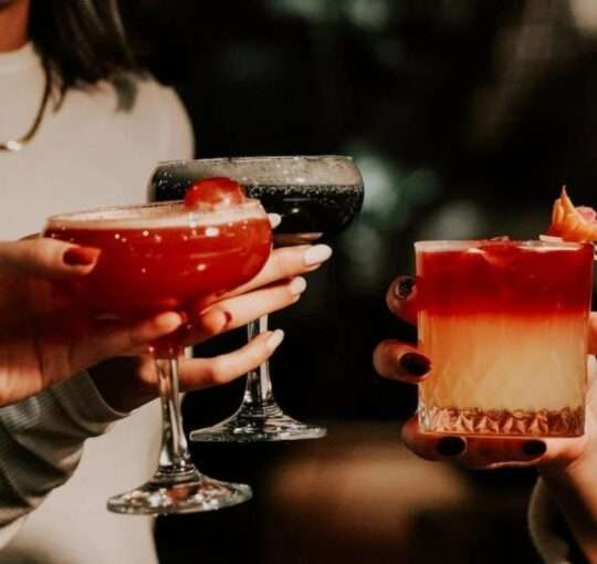 Várias pessoas com o seu drink sem álcool em mão